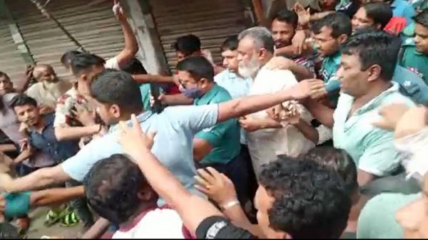 বিদায়ের দিনে এসএসসি পরীক্ষার্থীদের পেটালেন শিক্ষক